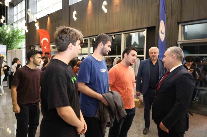 Erciyes Üniversitesi (ERÜ) tarafından bu yıl eğitim-öğretime başlayan öğrencilere yönelik "Tanışma Programı" düzenlendi.
