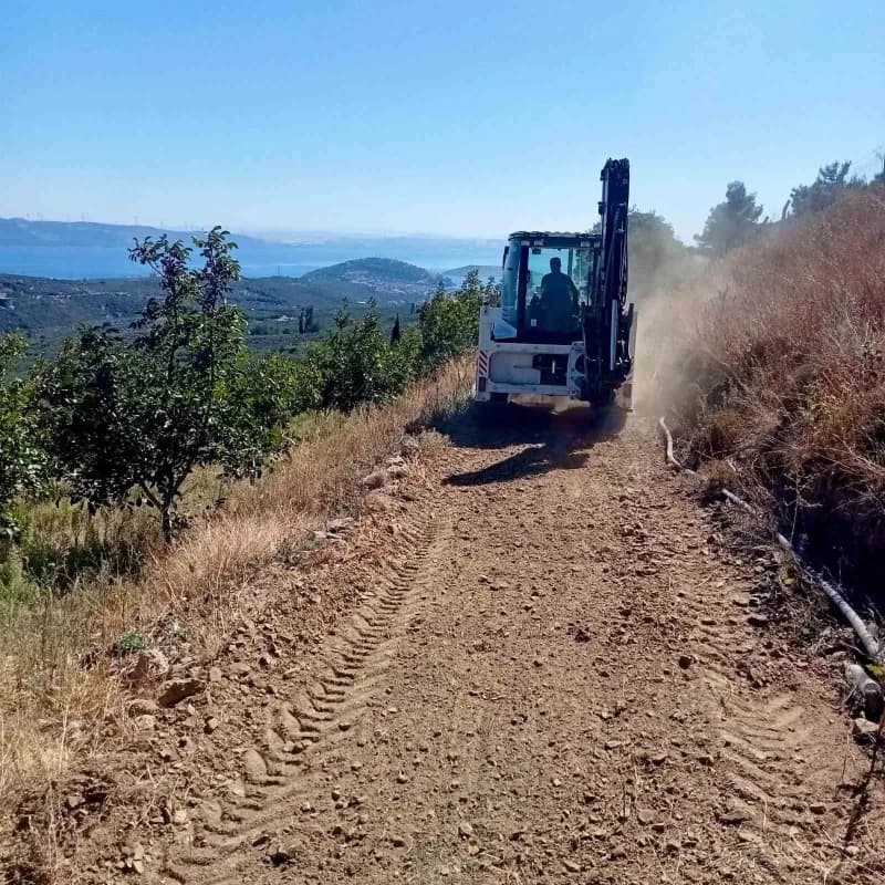 Erdek’te zeytin hasadı öncesi bahçe yollarına bakım
