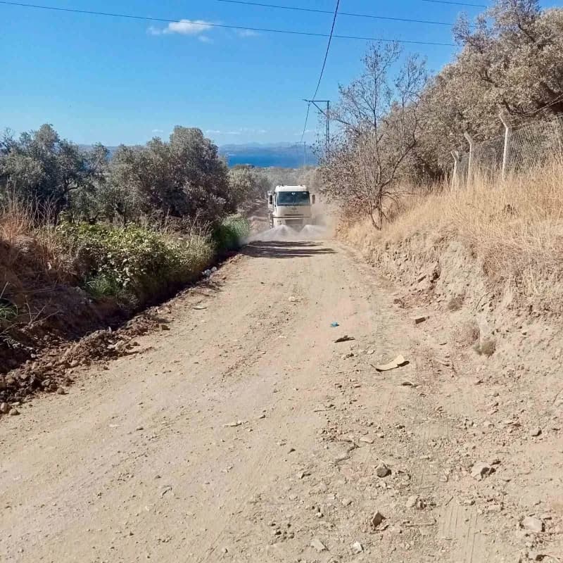Erdek’te zeytin hasadı öncesi bahçe yollarına bakım
