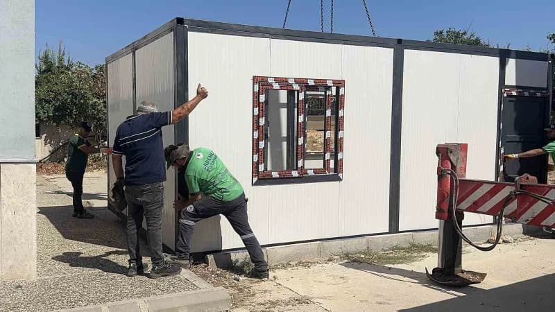 Erdemli Belediyesi bünyesindeki üretim tesislerinde hazırlanan 'sabit ve Katlanabilir Konteyner Yapı Projesi' çerçevesin