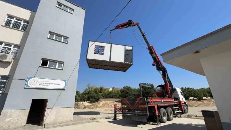 Erdemli Belediyesi bünyesindeki üretim tesislerinde hazırlanan 'sabit ve Katlanabilir Konteyner Yapı Projesi' çerçevesin