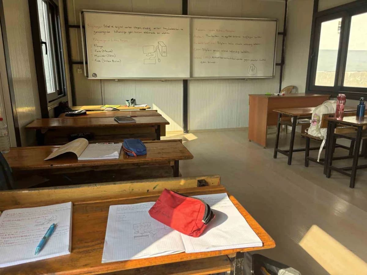Erdemli Belediyesi bünyesindeki üretim tesislerinde hazırlanan 'sabit ve Katlanabilir Konteyner Yapı Projesi' çerçevesin