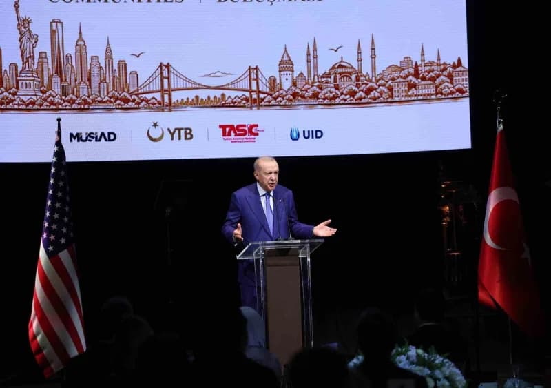 Cumhurbaşkanı Recep Tayyip Erdoğan, New York'ta Türk ve Kardeş Topluluklar Buluşması'nda konuşma yaparken