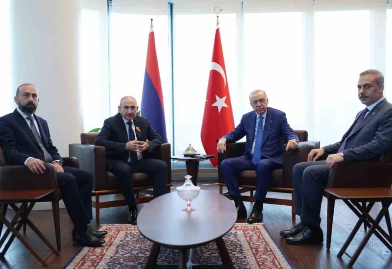 Cumhurbaşkanı Recep Tayyip Erdoğan ve Ermenistan Başbakanı Nikol Paşinyan New York'ta Türkevi'nde görüşme yaparken