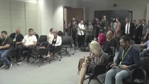 KKTC Cumhurbaşkanı Tufan Erhürman basın toplantısında açıklama yaparken