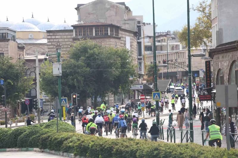 18. Tophane-Nilüfer-Mudanya Bisiklet Turu’nda yüzlerce bisikletçiyle birlikte pedal çeviren Osmangazi Belediye Başkanı E