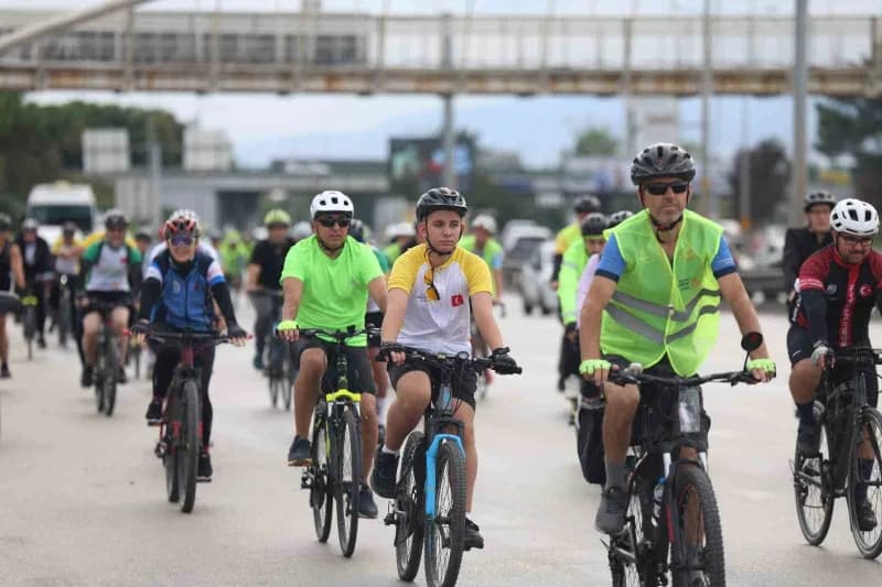 18. Tophane-Nilüfer-Mudanya Bisiklet Turu’nda yüzlerce bisikletçiyle birlikte pedal çeviren Osmangazi Belediye Başkanı E