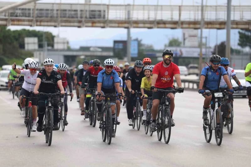 18. Tophane-Nilüfer-Mudanya Bisiklet Turu’nda yüzlerce bisikletçiyle birlikte pedal çeviren Osmangazi Belediye Başkanı E