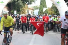 Başkan Erkan Aydın ve yüzlerce bisikletçi Bursa'da Tophane-Nilüfer-Mudanya Bisiklet Turu'nda pedal çeviriyor