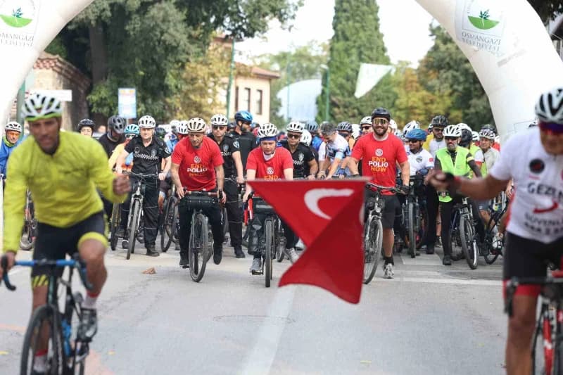 Başkan Erkan Aydın ve yüzlerce bisikletçi Bursa'da Tophane-Nilüfer-Mudanya Bisiklet Turu'nda pedal çeviriyor