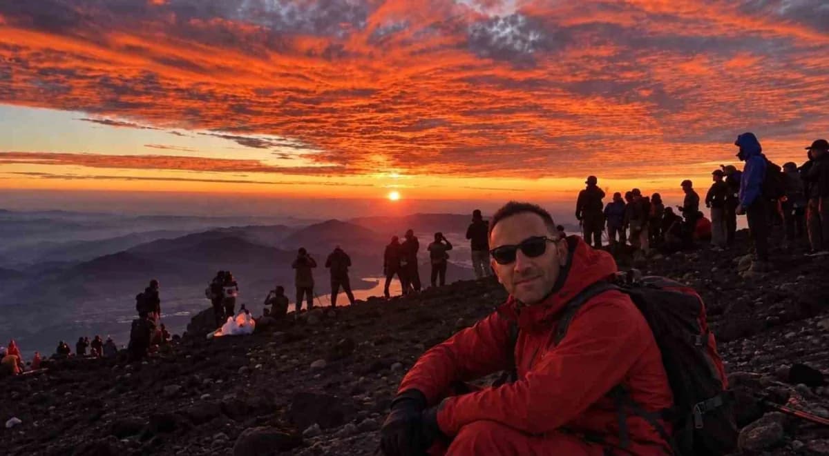 Hakkarili eğitimci ve spor adamı Erol Hanlıgil, Japonya'nın simge noktalarından 3 bin 776 metre yüksekliğindeki Fuji Dağ