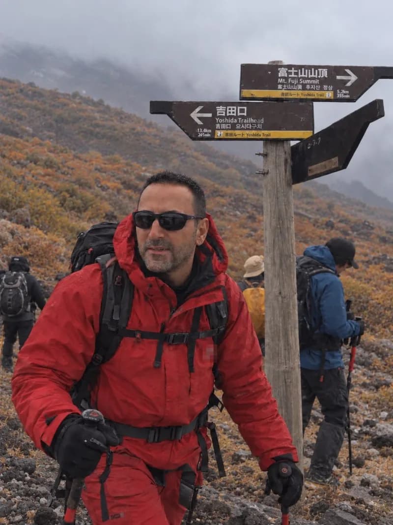 Hakkarili eğitimci ve spor adamı Erol Hanlıgil, Japonya'nın simge noktalarından 3 bin 776 metre yüksekliğindeki Fuji Dağ