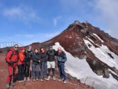 Erol Hanlıgil, Japonya’daki 3 bin 776 metre yüksekliğindeki Fuji Dağı zirvesinde poz veriyor
