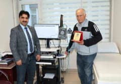 Erciyes Üniversitesi Hastanesi EEG-EMG Ünitesi için bağışlanan EMG cihazı ve tören katılımcıları