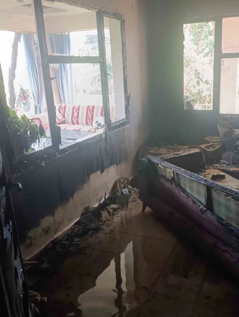 Erzin’in Mustafalı Mahallesi’nde çıkan ev yangınına ekiplerin müdahalesinden görüntüler.