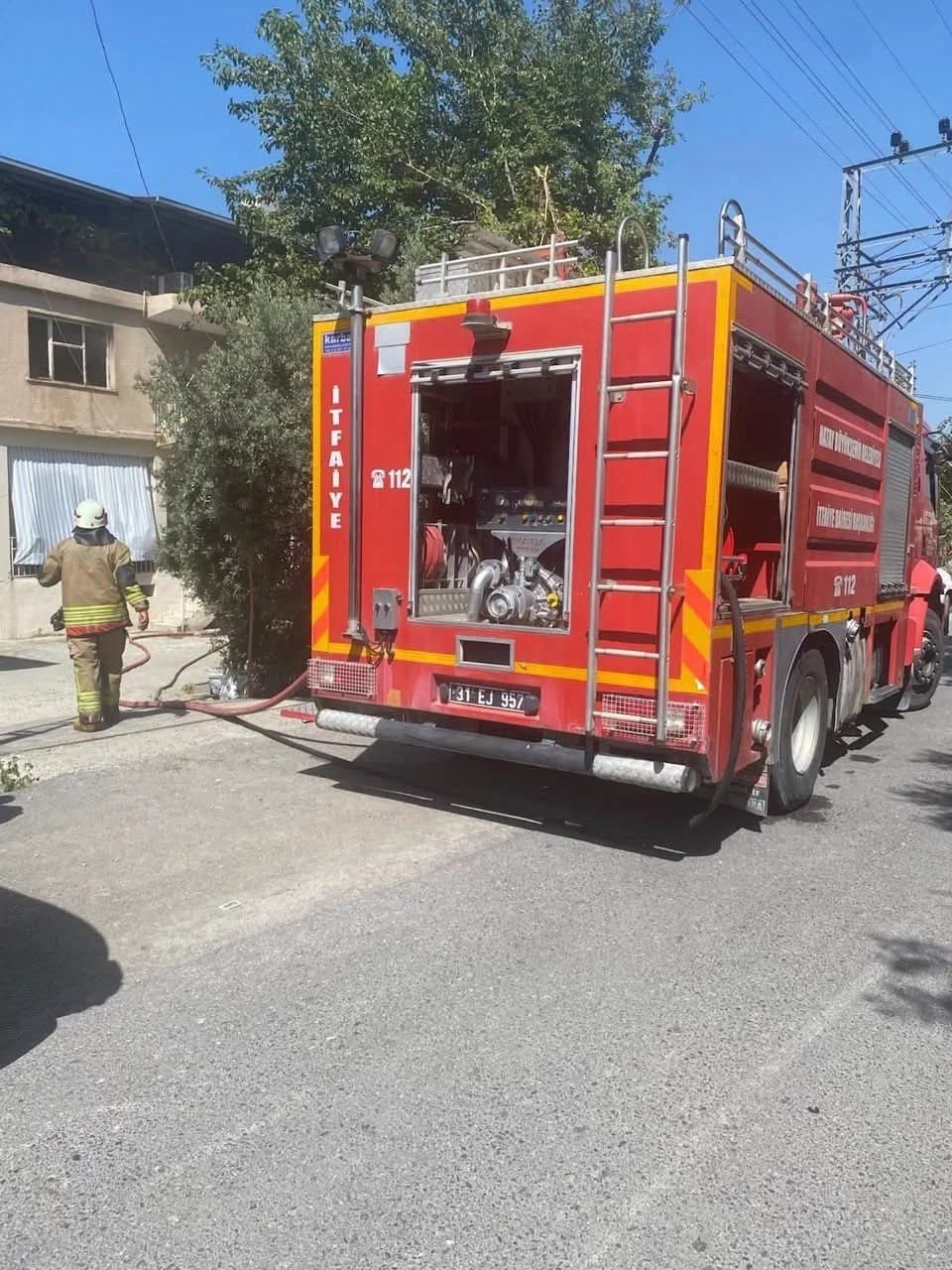 Erzin’in Mustafalı Mahallesi’nde çıkan ev yangınına ekiplerin müdahalesinden görüntüler.