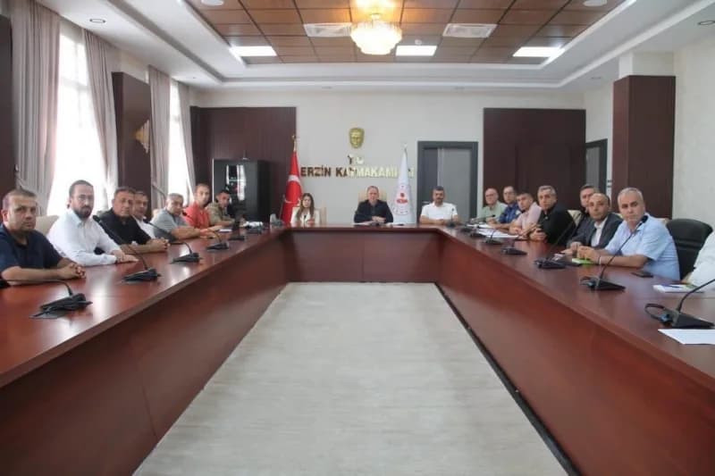 Erzin’de okul çevre güvenliği toplantısı sırasında katılımcılar bir arada