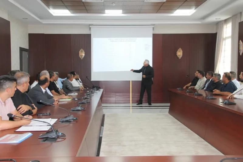 Erzin Kaymakamı Yunus Emre Akpınar başkanlığında gerçekleştirilen Okul Çevre Güvenliği Toplantısı’ndan görüntü.