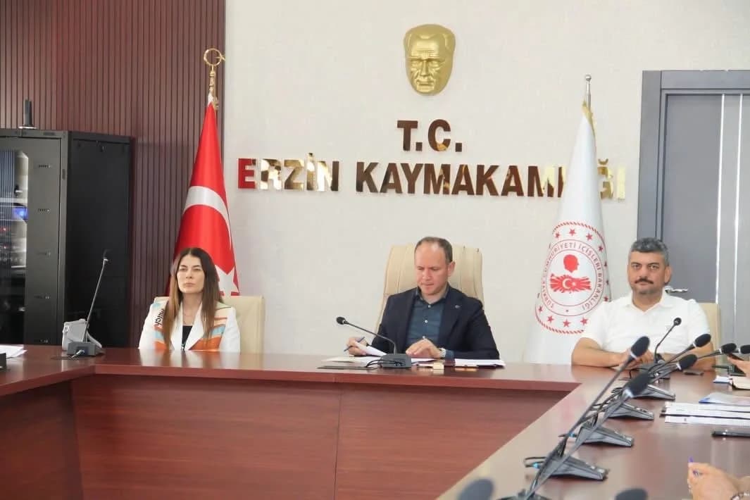 Erzin Kaymakamı Yunus Emre Akpınar başkanlığında gerçekleştirilen Okul Çevre Güvenliği Toplantısı’ndan görüntü.