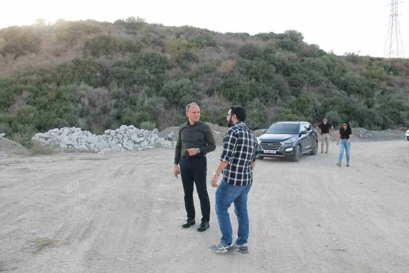 Erzin Kaymakamı Yunus Emre Akpınar organize sanayi bölgesinde yürütülen çalışmaları incelerken