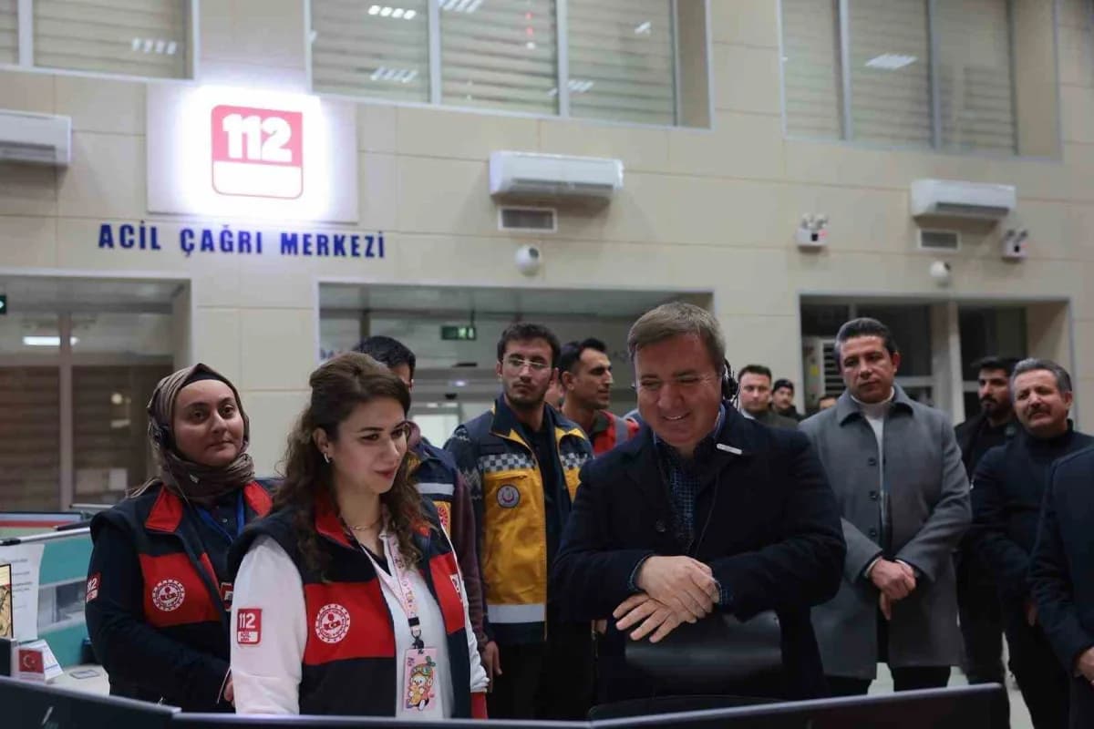 Erzincan 112 Acil Çağrı Merkezi binası ve çağrı operatörleri çalışma anı