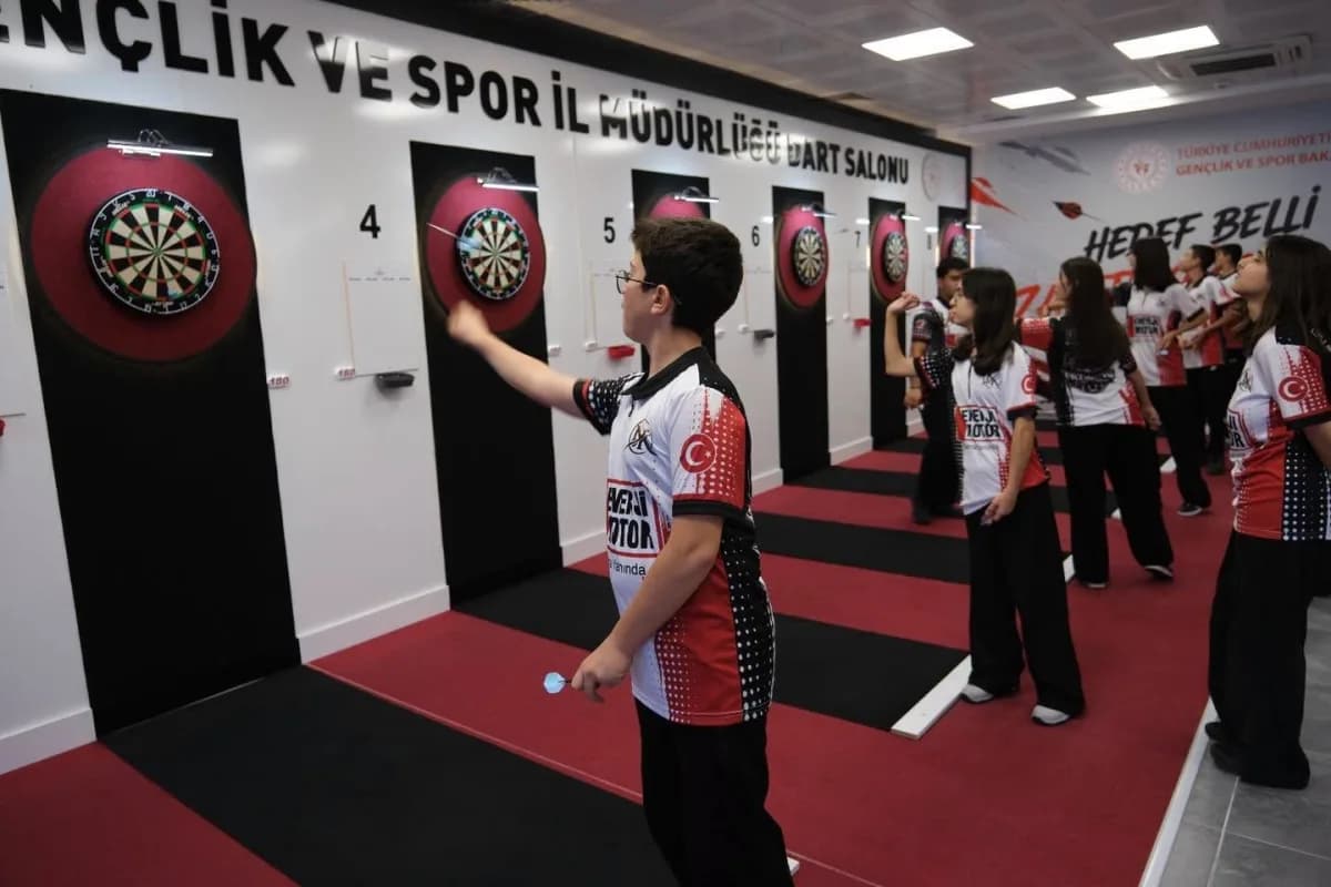 Erzincan Merkez Yaşar Erkan Spor Salonu’nda düzenlenen 2026 Şehit Eren Bülbül Türkiye Dart Şampiyonası açılış programı
