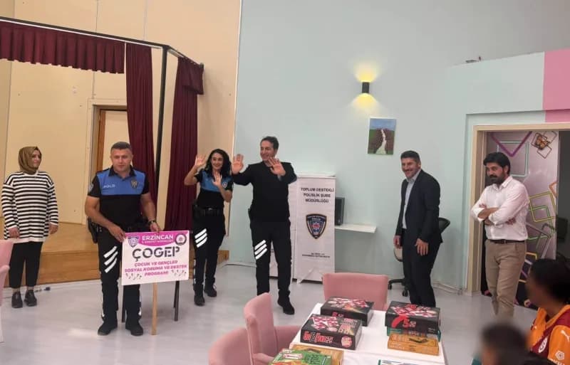 Erzincan’da Sevgi Evlerinde kalan çocukların akıl ve zeka oyunları kursu sırasında etkinlik yapması