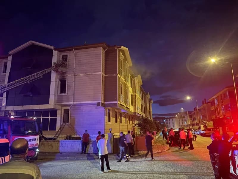 Erzincan Yunus Emre Mahallesi’nde apartman dairesinde çıkan yangın sonrası itfaiye ekiplerinin müdahalesi