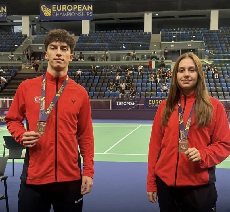 Erzincanlı badmintoncular Gökay Göl ve Nisa Nur Çimen uluslararası turnuvada mücadele ederken