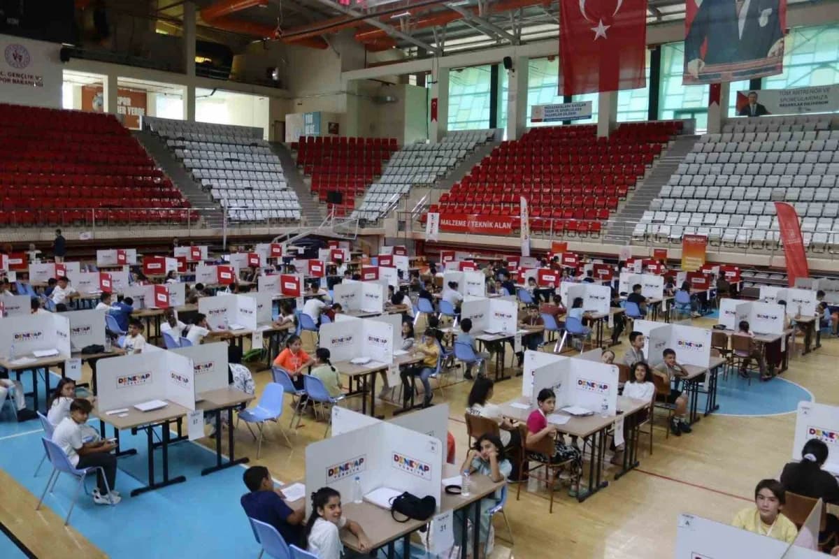 Erzincan’da Deneyap Teknoloji Atölyeleri Uygulama Sınavı sırasında öğrenciler projelerini sunuyor