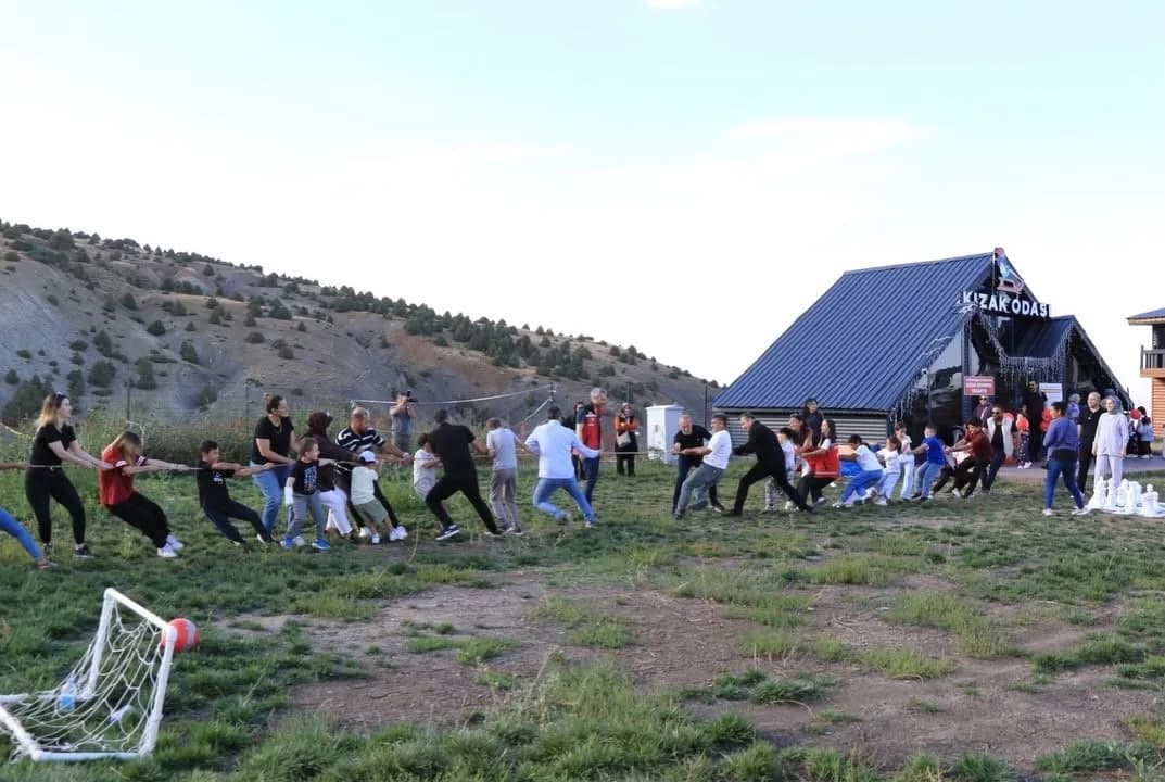 Erzincan Ergan Dağı’nda düzenlenen Dijital Detoks Kampı’nda aileler doğa yürüyüşü ve aktiviteler yapıyor