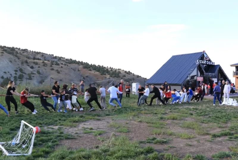 Erzincan Ergan Dağı’nda düzenlenen Dijital Detoks Kampı’nda aileler doğa yürüyüşü ve aktiviteler yapıyor