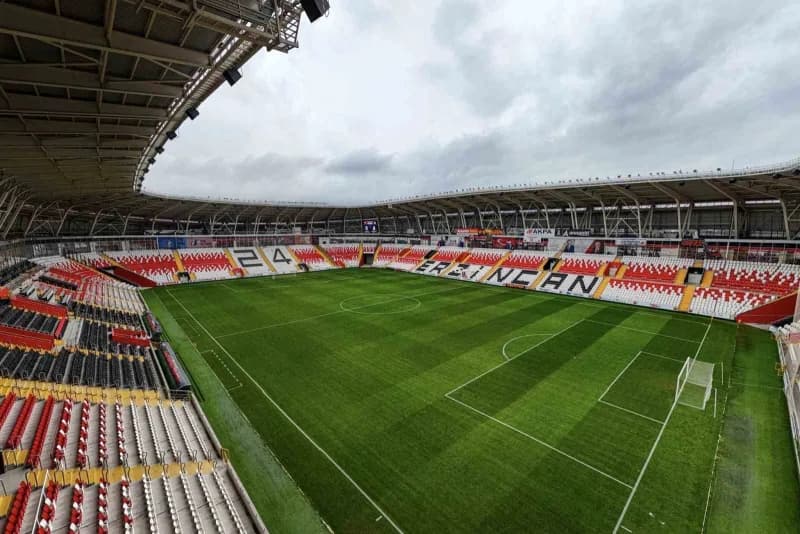 Erzincan 13 Şubat Şehir Stadyumu modern futbol sahası ve tribünleri