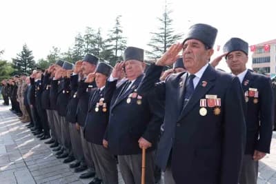 Erzincan Atatürk Anıtı önünde 19 Eylül Gaziler Günü için düzenlenen çelenk sunma töreni