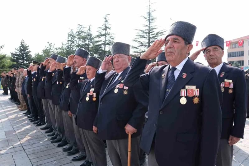 Erzincan Atatürk Anıtı önünde 19 Eylül Gaziler Günü için düzenlenen çelenk sunma töreni