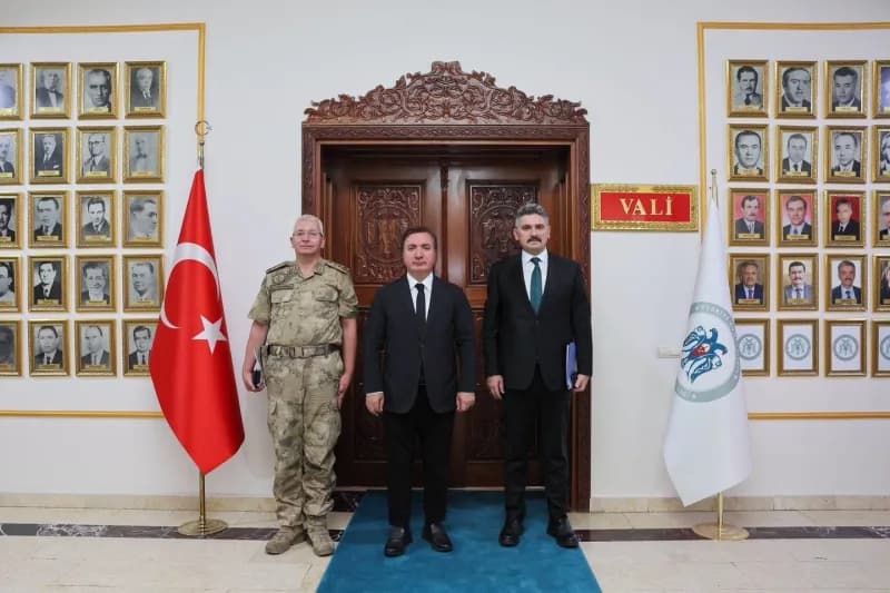 Erzincan Valiliğinde güvenlik ve asayiş toplantısı sırasında Vali Hamza Aydoğdu ve güvenlik yetkilileri