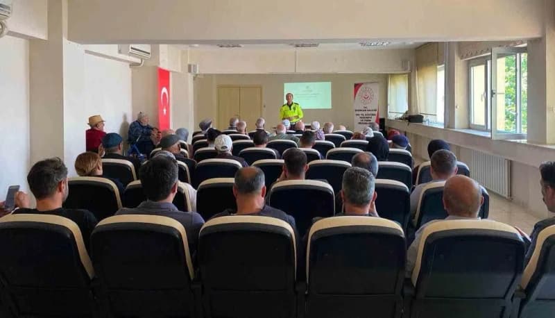 Erzincan 100. Yıl Atatürk Huzurevi’nde trafik güvenliği eğitimi alan huzurevi sakinleri ve çalışanları