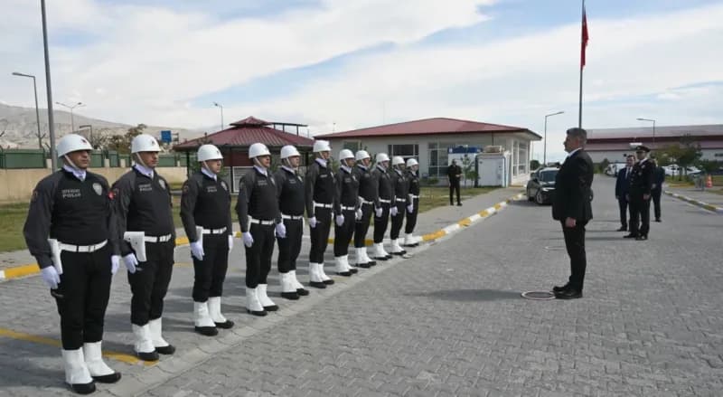 Erzincan İl Emniyet Müdürlüğü yerleşkesinde görevine başlayan Esat Feryadi Doköz tören sırasında