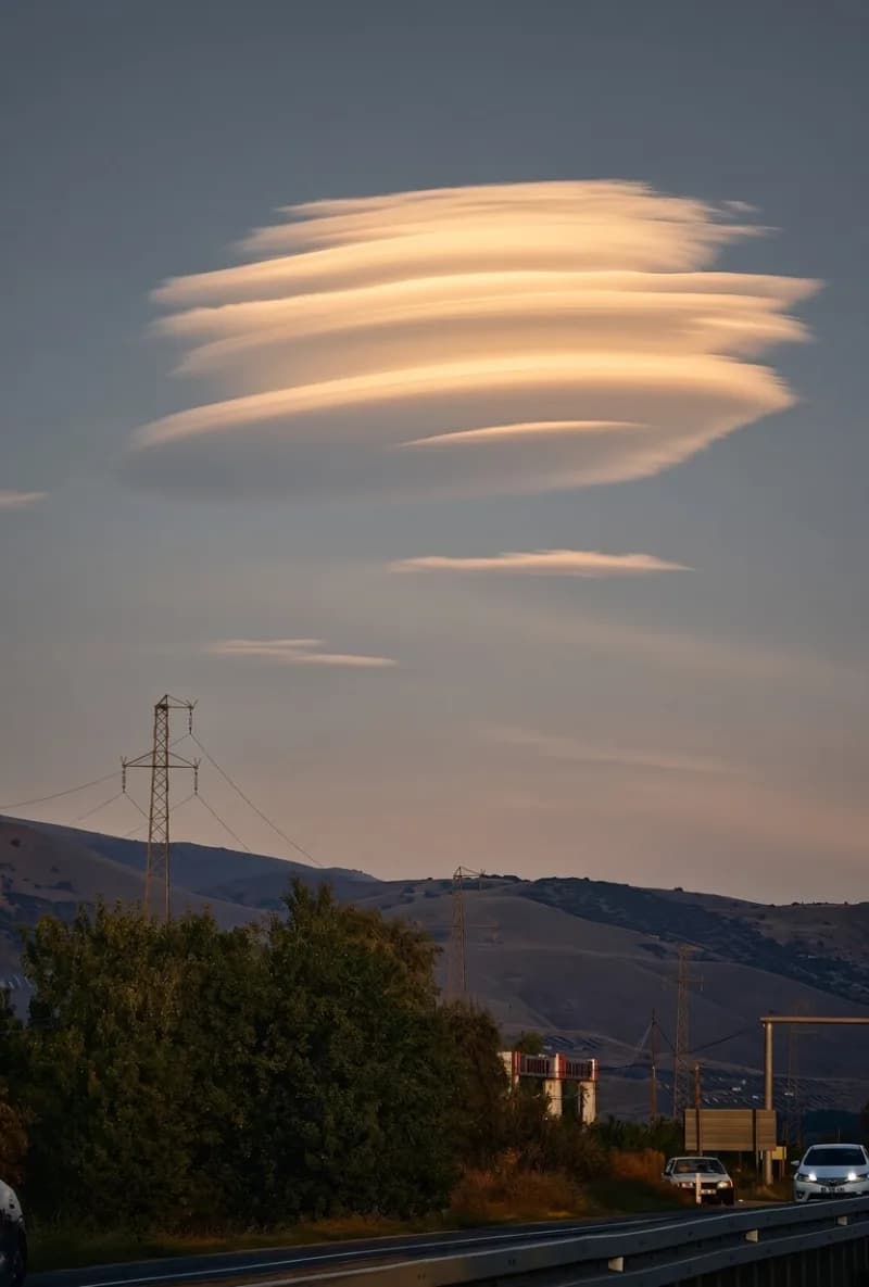 Erzincan Üzümlü ilçesinde gökyüzünde UFO’yu andıran mercek bulutu