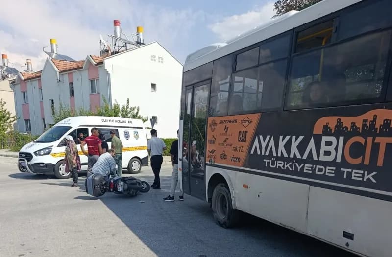 Erzincan Geçit Mahallesi’nde midibüs ile motosikletin çarpışması sonrası olay yeri ve sağlık ekipleri