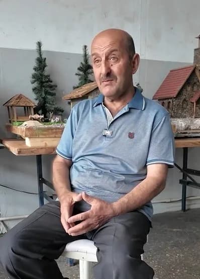 Erzincan'da yaşayan emekli elektrik ustası Mehmet Akyüz, doğadan topladığı taşları işleyerek yaptığı minyatür evlerle bo