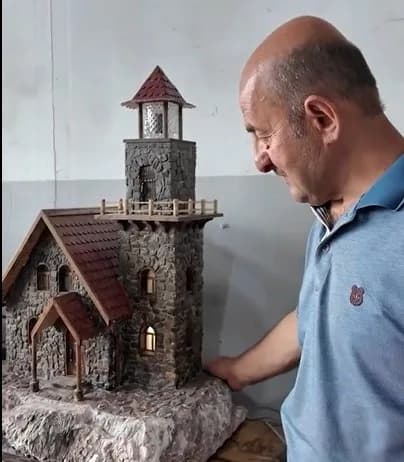 Erzincan'da emekli elektrik ustası Mehmet Akyüz doğadan topladığı taşlarla yaptığı minyatür evlerin önünde