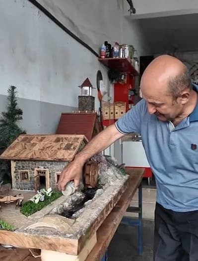 Erzincan'da yaşayan emekli elektrik ustası Mehmet Akyüz, doğadan topladığı taşları işleyerek yaptığı minyatür evlerle bo