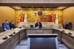 Erzincan’da okul güvenliği toplantısına katılan yetkililer bir arada