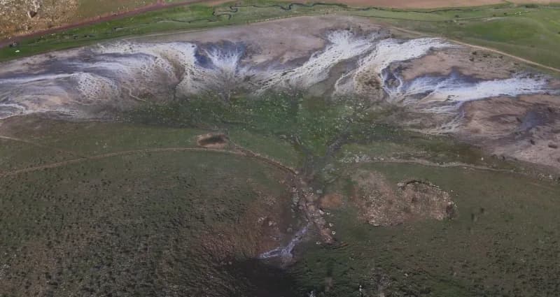 Erzincan’da mevsimsel su kaynağı doğal traverten oluşturuyor