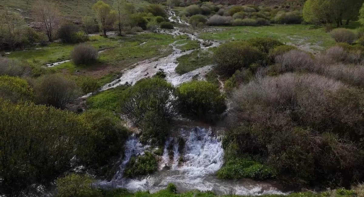 Erzincan Otlukbeli Ağ Nene Tepesi’nde mineral zengini suyun oluşturduğu doğal travertenler