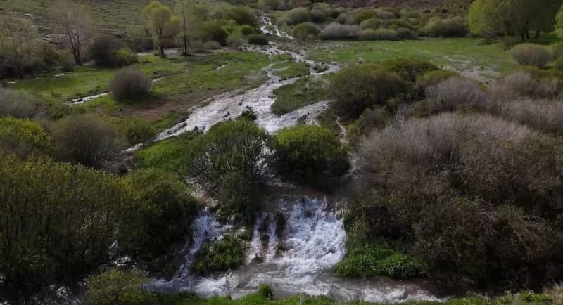 Erzincan Otlukbeli Ağ Nene Tepesi’nde mineral zengini suyun oluşturduğu doğal travertenler