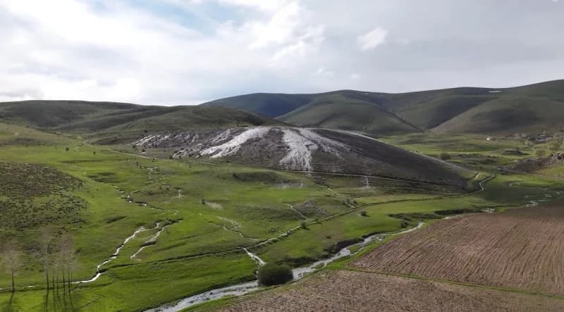 Erzincan’da mevsimsel su kaynağı doğal traverten oluşturuyor