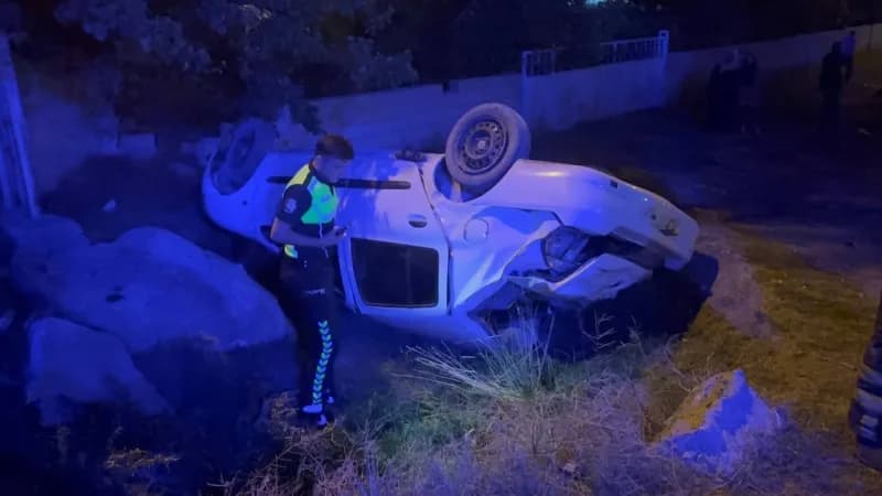 Erzincan-erzurum kara yolunun Akyazı mevkisinde otomobilin takla atması sonucu aynı araçta bulunan karı-koca yaralandı