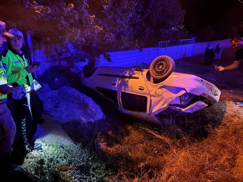 Erzincan-erzurum kara yolunun Akyazı mevkisinde otomobilin takla atması sonucu aynı araçta bulunan karı-koca yaralandı